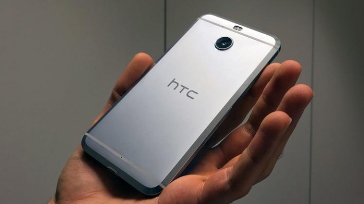 htc-10-evo-review-back-in-hand_thumb.jpg