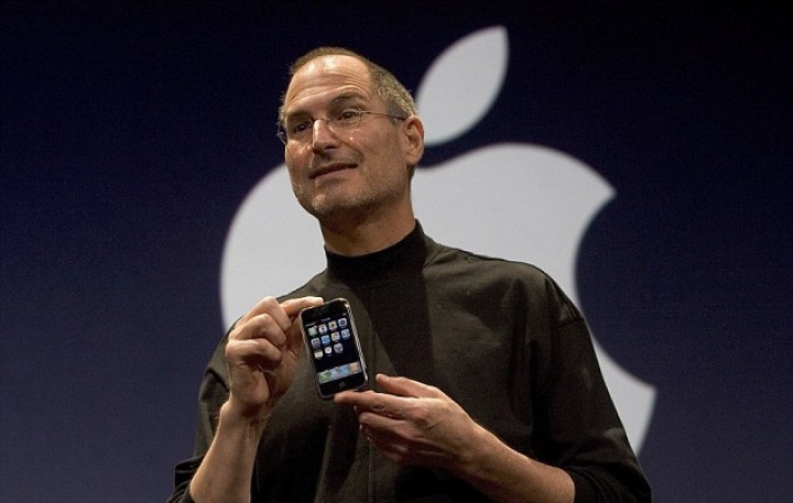 315a9f5b00000578-3711641-jobs_holds_up_the_new_iphone_that_was_introduced_at_macworld_on_-a-2_1469657085046 (1).jpg