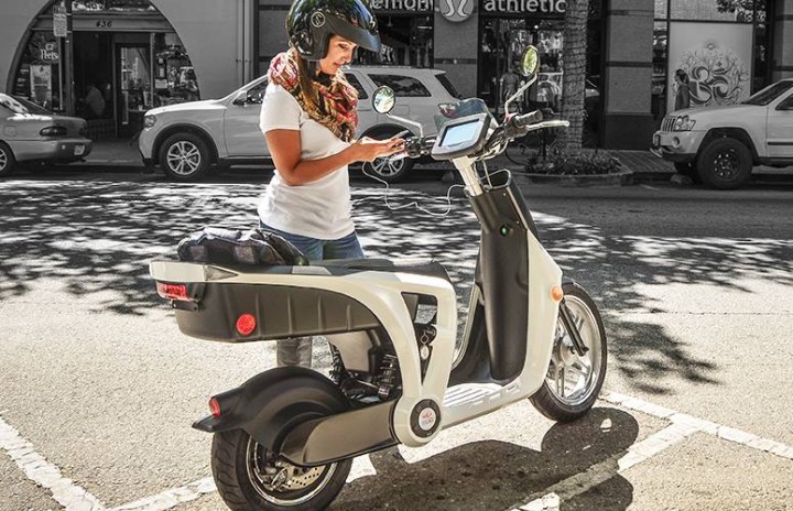 mahindra-genze-2.0-electric-scooter-mobile-charging.jpg