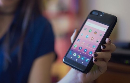 Чехол Eye для iPhone превращает его в Android-смартфон