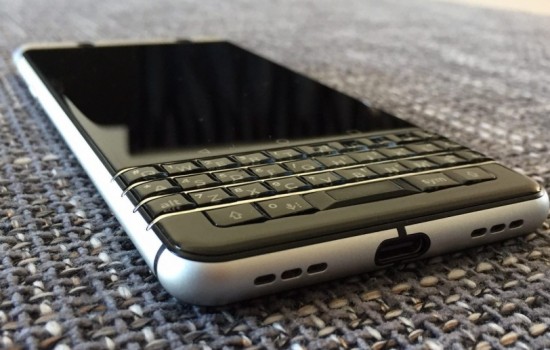 BlackBerry готовит смартфон Athena с физической клавиатурой и двойной камерой
