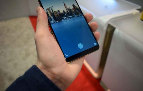Xiaomi Mi 7 получит экранный сканер отпечатков пальцев