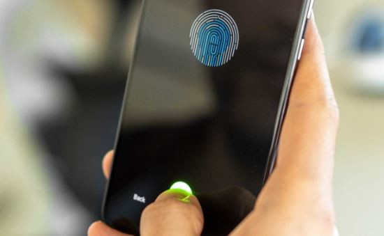 Пользователь превратил сканер отпечатков пальцев смартфона в камеру
