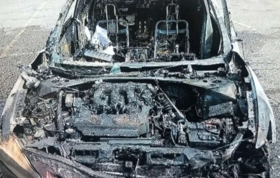 Смартфон Samsung взорвался и сжег машину