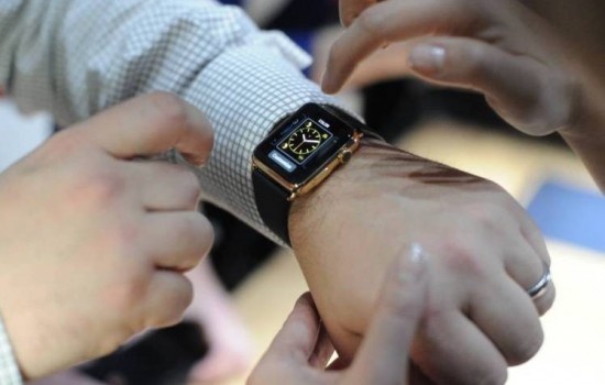 Чиновникам Великобритании запретили носить Apple Watch