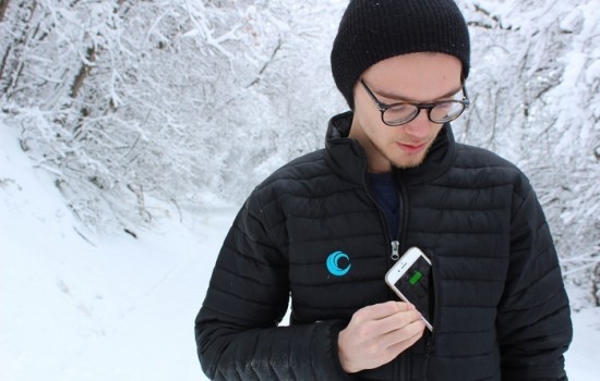 Куртка Snow-C заряжает смартфон без проводов