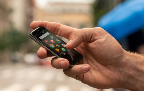 Palm представил необычный 3,3-дюймовый смартфон