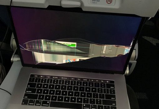 Пользователь MacBook: откидной столик в самолете может сломать ноутбук   