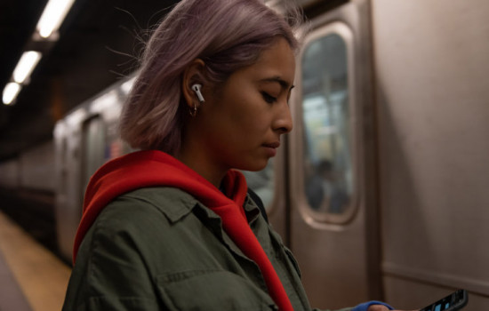 Apple запускает новые наушники AirPods Pro с активным шумоподавлением 
