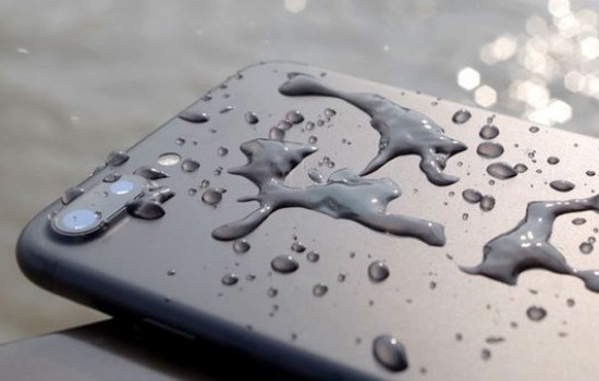 Будущие iPhone смогут «выплевывать» попавшую внутрь воду