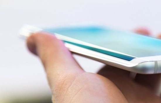 Apple выпустит iPhone с изогнутым дисплеем как у Samsung 