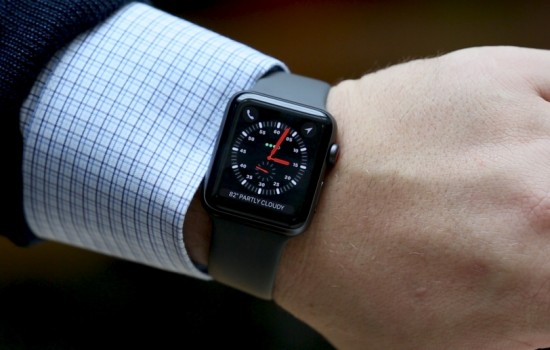 Ремешок с гибкой батареей заряжает Apple Watch