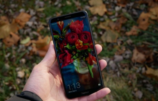 Бюджетный безрамочный смартфон Honor 7X начал продаваться в России 