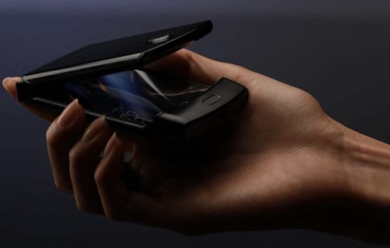 Утечки: складной смартфон Motorola станет гибкой версией Razr 2004 года