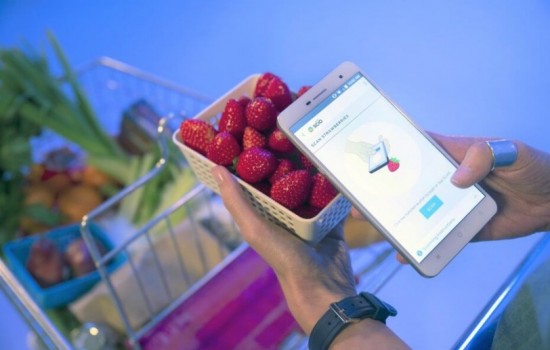 Смартфон Changhong H2 измеряет уровень сахара в фруктах или жира на теле
