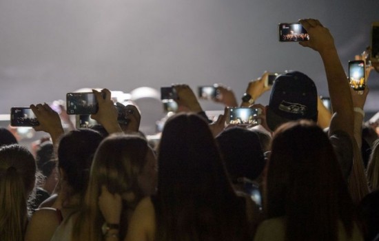 Apple запатентовал устройство, блокирующее камеры iPhone на концертах
