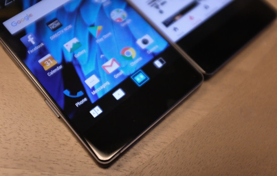 Microsoft показал чехол с дополнительным дисплеем для смартфона 