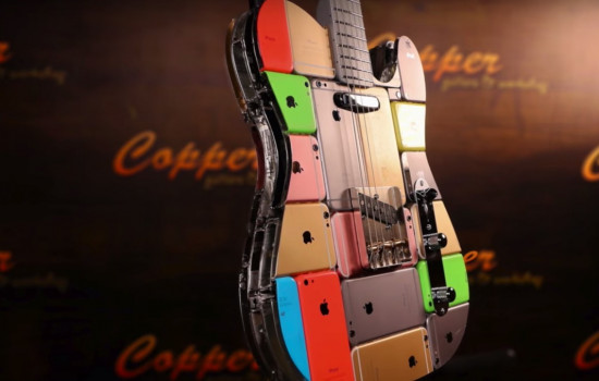 Россиянин изготовил гитару из 107 штук iPhone