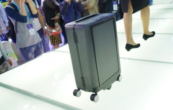 Разработан умный самоходный чемодан Cowa Robot
