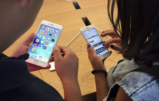 На Apple начали подавать в суд за намеренное замедление старых iPhone