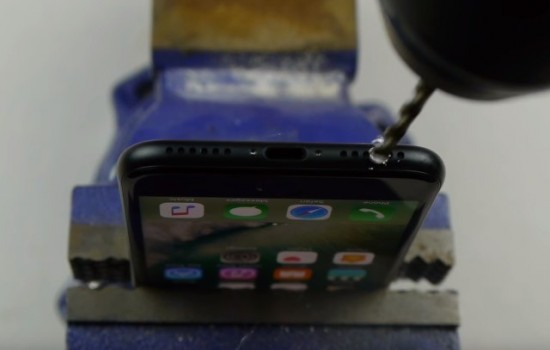Некоторые владельцы iPhone 7 сверлят гнездо для наушников 
