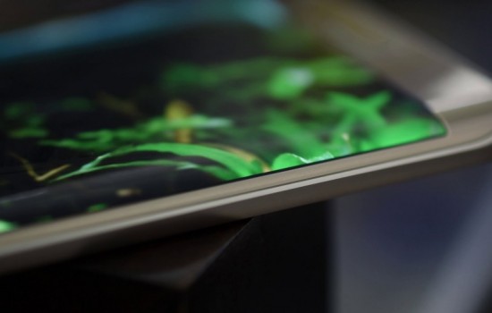 Apple может выпустить смартфоны с изогнутым дисплеем