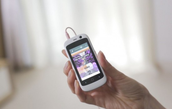 Jelly – самый маленький 4G-смартфон на Android Nougat