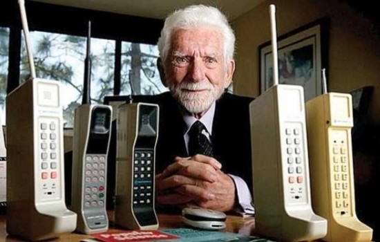 Motorola празднует 45-летие первого мобильного телефона