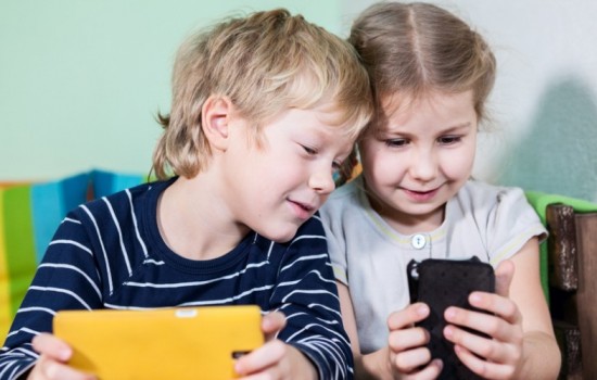 Педиатры выпустили руководство по использованию смартфонов детьми