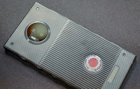 RED Hydrogen One – профессиональная камера со встроенным смартфоном