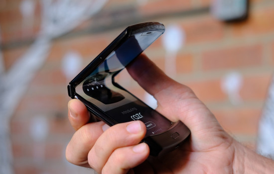 Motorola представила Razr: складной смартфон нового типа
