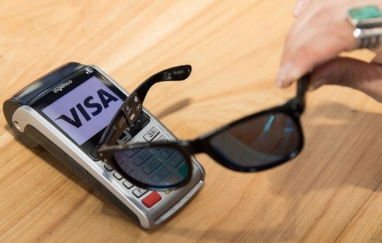 Visa выпускает очки со встроенной платежной картой