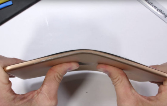 Тесты показали: iPad Mini 5 неубиваем и работает даже в согнутом виде