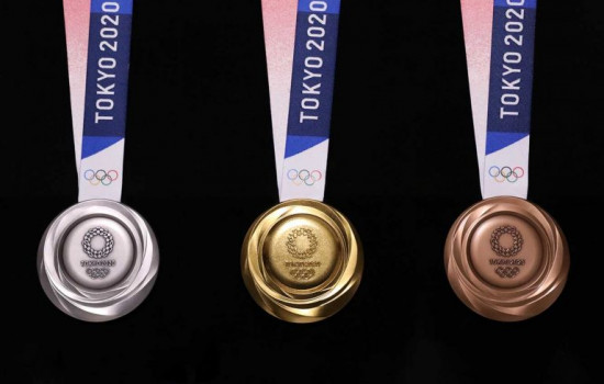 В Токио представили олимпийские медали, изготовленные из ненужных смартфонов
