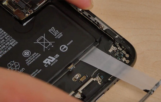 Разбор iPhone XS показал скрытую внутреннюю «челку»