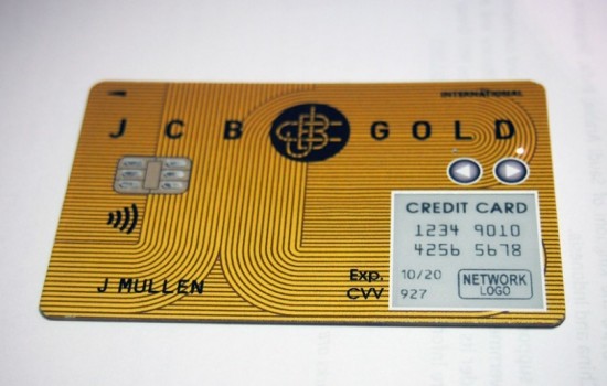 Банковская карта Wallet Card имеет сотовую связь и дисплей 