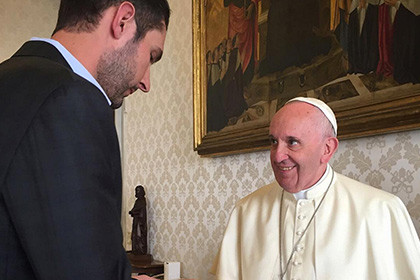Соучредитель Instagram летал в Рим, чтобы зарегистрировать страницу папу римского 