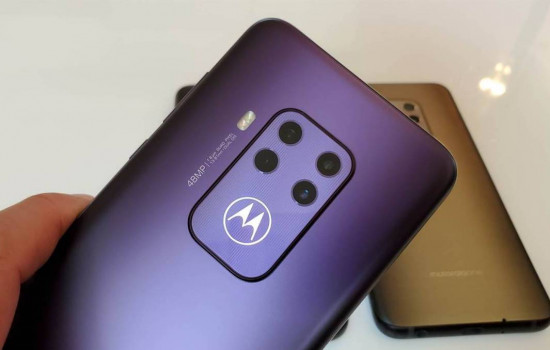 Motorola One Zoom – доступный смартфон с четырьмя камерами