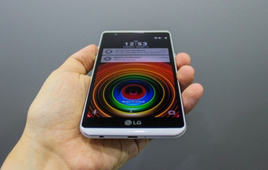 Новый недорогой смартфон LG удивляет своим гигантским аккумулятором