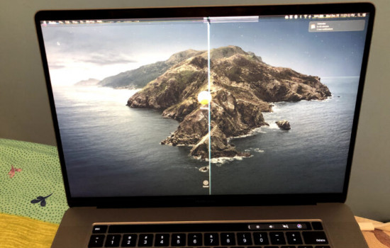 Apple: заклеивание камеры MacBook может сломать дисплей