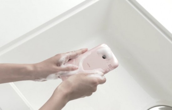 Kyocera выпустил смартфон, который можно мыть с мылом