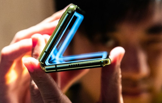 Samsung выпустит складной смартфон Galaxy Bloom, вдохновленный пудрой
