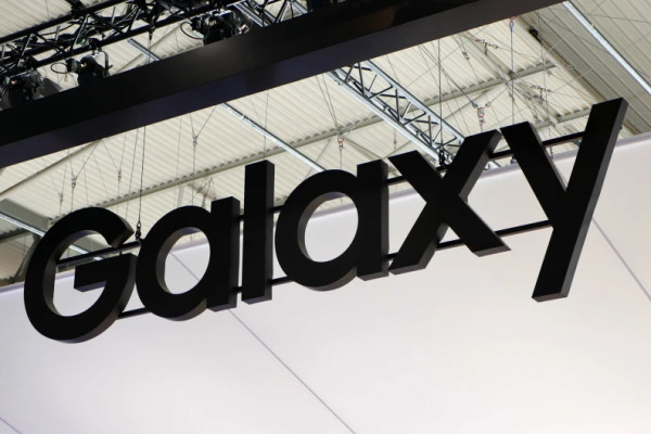 Samsung Galaxy A82 предстал на живых фото с розничной коробкой
