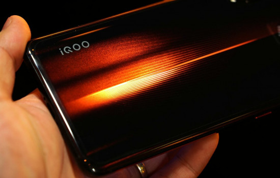 Vivo выпустил недорогой игровой флагманский смартфон iQOO на Snapdragon 855