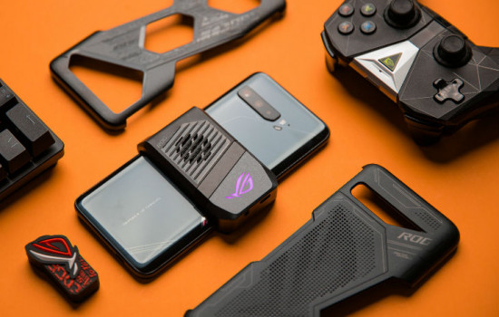 Игровой смартфон Asus ROG Phone 3 превращается в консоль с помощью аксессуаров